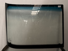 Load image into Gallery viewer, Mercedes-Benz Freightliner Columbia RHS 07- Windscreen